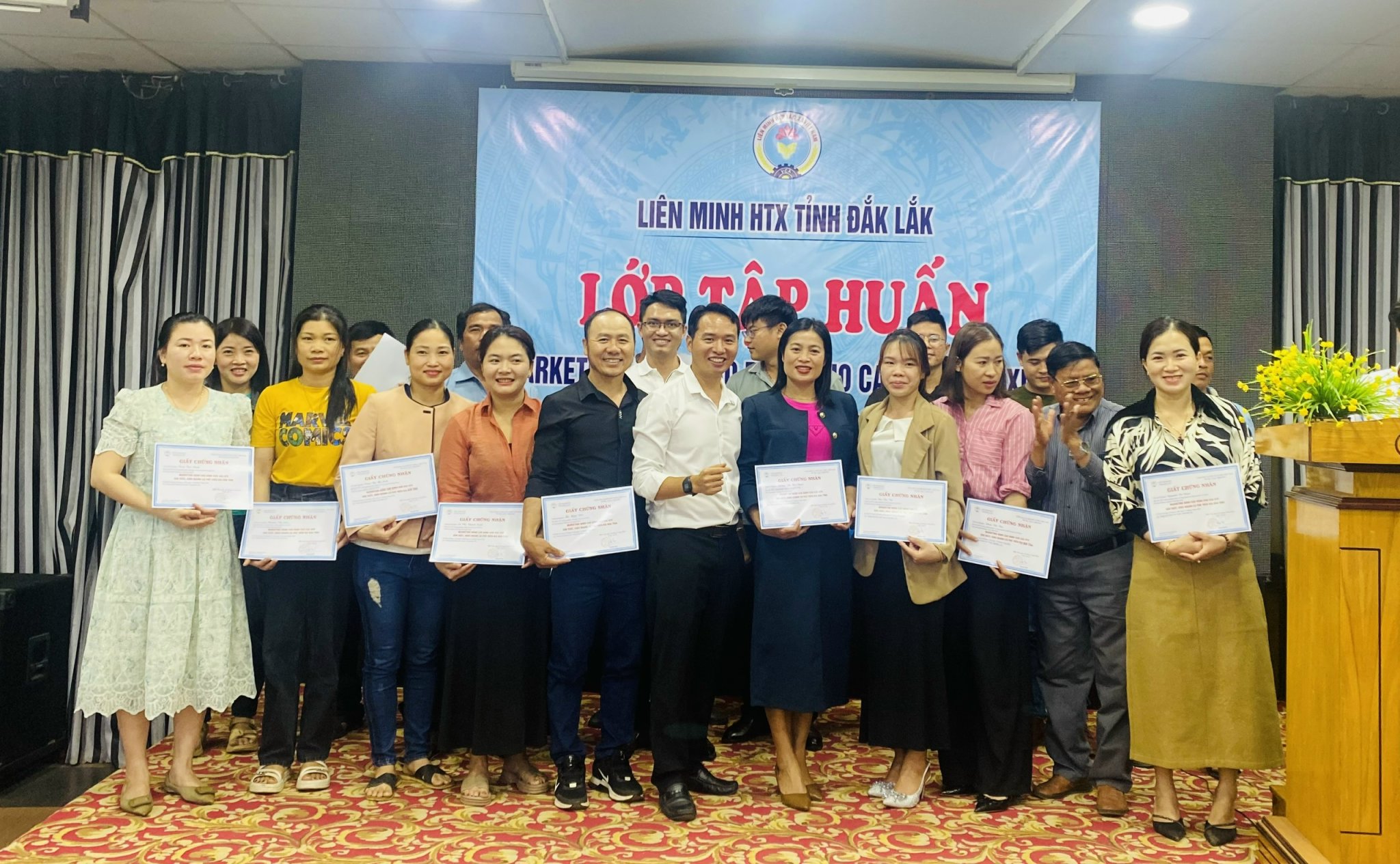 Trao chứng nhận lớp tập huấn 4